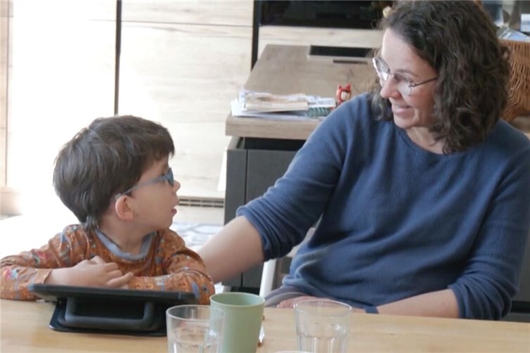 Hugo mit seiner Mutter.Foto:Florian Krempel / Deutsche Kinderhospiz Dienste e.V. 