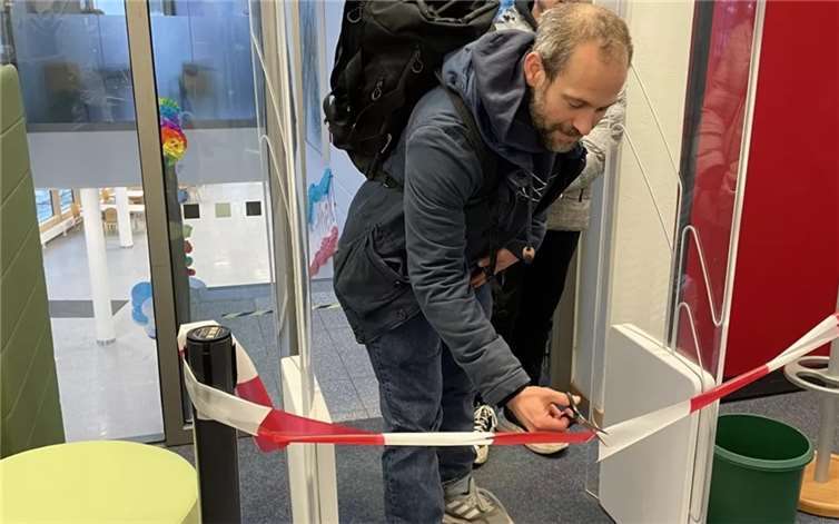 Humangenetik-Professor Oskar Schnappauf durchschnitt das Band.