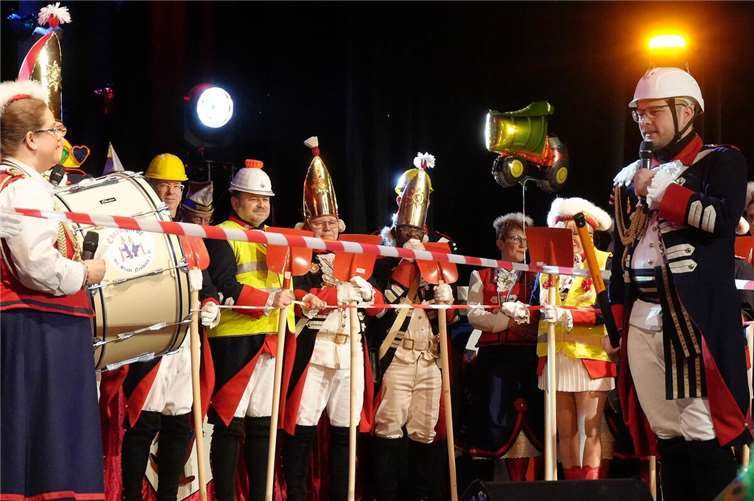 Humorig nahm die Ehrengarde der Stadt Neuwied schon einmal Abschied vom langjährigen Zuhause und nun zum Sanierungsfall gewordenen Heimathaus.