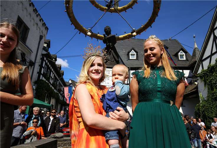 Humorvoll erzählten die scheidendenWeinpräsentantinnen aus ihrer Amtszeit, wobei der kleine Mann auf dem Arm seiner Mutter eine große Rolle spielte.