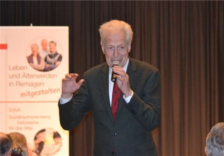 Humorvoll führte Henning Scherf durch diesen informativen, Mut machenden Abend. E.T. Müller