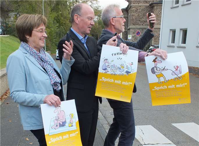 Humorvoll ist die Plakataktion des Kinderschutzbundes – und mit Humor nahm Bürgermeister Thilo Becker mit Heidi Ramb und Joachim Türk vom Kinderschutzbund die offizielle Übergabe der ersten Plakate. Aber das Thema ist ernst: Eltern richten allzu oft den Blick auf ihr Smartphone statt aufs eigene Kind. 