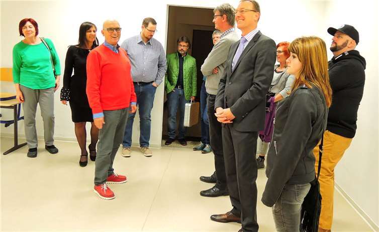 Humorvoll präsentierten VHS-Leiter Roman Weh (3. v .l.) und VHS-Vorsitzender Günter Groß (3. v. r.) die Unterrichtsräume der Schule.