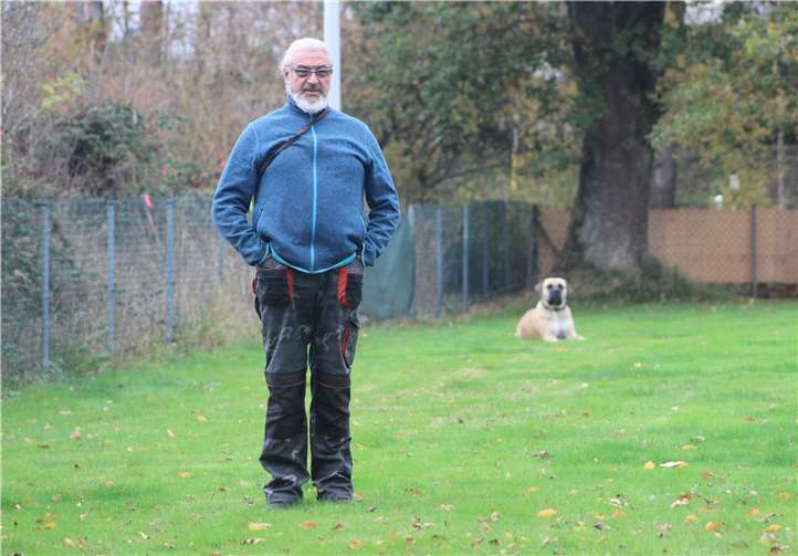 Hund in der Ablage, Hundeführer hat keinen Sichkontakt.