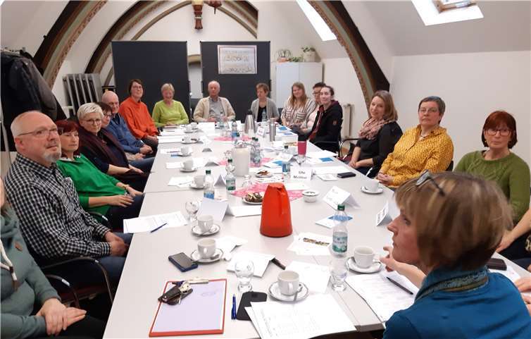 Hundebesitzer erfuhren auch im Gespräch, worauf sie im Umgang mit Senioren bei ihren Besuchen achten sollten..Foto: Caritas