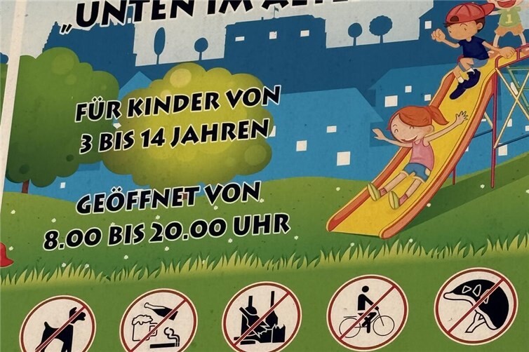 Hundebesitzer werden eindringlich gebeten, das bestehende Verbot für Hunde zu beachten. Spielplätze sind für Kinder vorgesehen. Hundekot stellt nicht nur ein hygienisches Problem dar, sondern kann insbesondere für Kleinkinder eine erhebliche Gesundheitsgefahr darstellen.