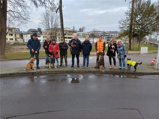 Hundebesitzer*innen beim offenen Austausch mit Christoph Scheuer.  Foto: Christoph Scheuer