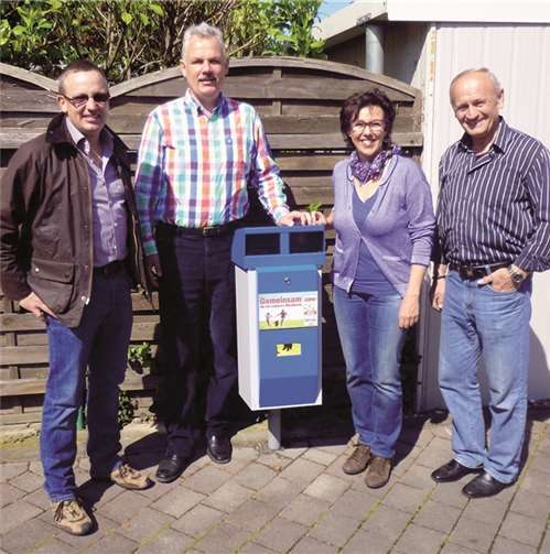 Hundekotbehälter „Gemeinsam für ein sauberes Rheinbach“ (v.li.): Ralf Over, Stefan Raetz, Silke Josten-Schneider und Bernd Beissel am Behälter im Durchgang Kriegerstraße/Am Getreidespeicher. privat