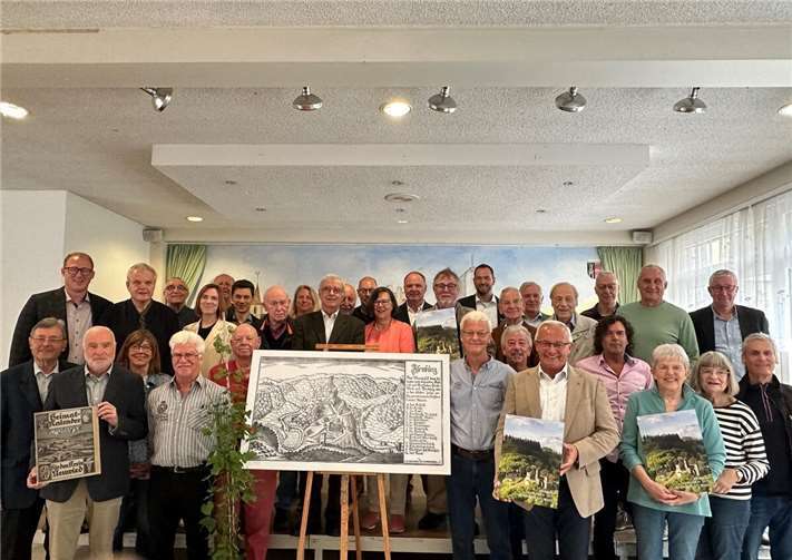 Hundert Jahre alt und dabei jung geblieben: Im idyllischen Isenburg konnte Landrat Achim Hallerbach jetzt gemeinsam mit den Autoren und dem Redaktionsteam um Dr. Reinhard Lahr mit dem Heimat-Jahrbuch 2025 des Landkreises Neuwied die Jubiläumsausgabe vorstellen.Foto: Thomas Herschbach