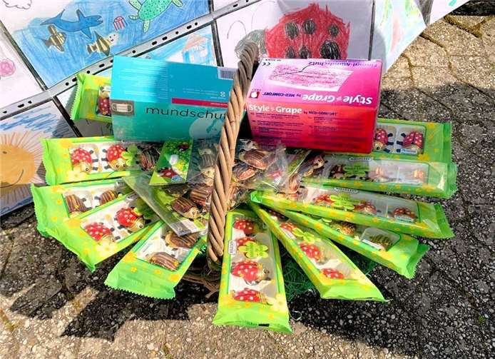 Hundert originalverpackte Glückskäfer aus Schokolade sollen die Verbundenheit zwischen den Generationen bekräftigen. Dazu wurden noch drei Packungen Mundschutzmasken aus dem Spendenfundus der Ehrenamtsbörse mit überreicht.