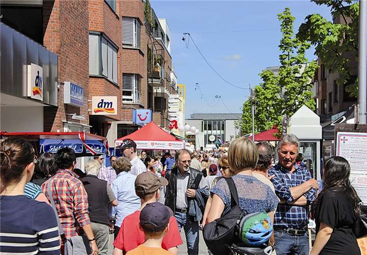Hunderte Besucher beleben das Einkaufszentrum Neuen Markt in Meckenheim beim diesjährigen Frühlingsfest..