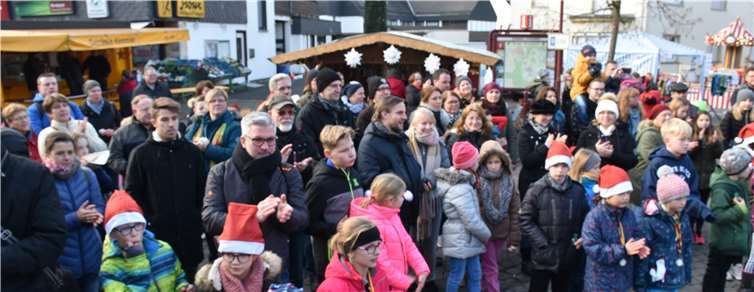 Hunderte Besucher kamen zum Dierdorfer Christmarkt. Fotos: HEP