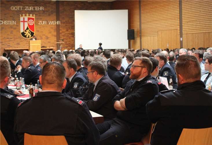 Hunderte Feuerwehrleute nahmen an dem Jahrestreffen in Niederahr teil.