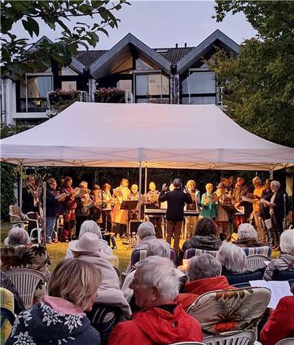 Hunderte Gäste lauschen dem Gesang des Chores.  Foto: Anne Paaßen