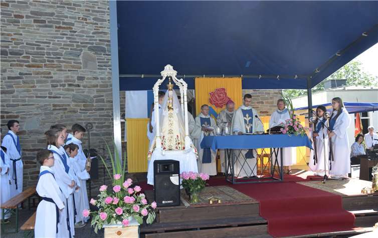 Hunderte Gläubige nahmen an dem Pontifikalamt vor der Pfarrkirche teil. Fotos: EICH