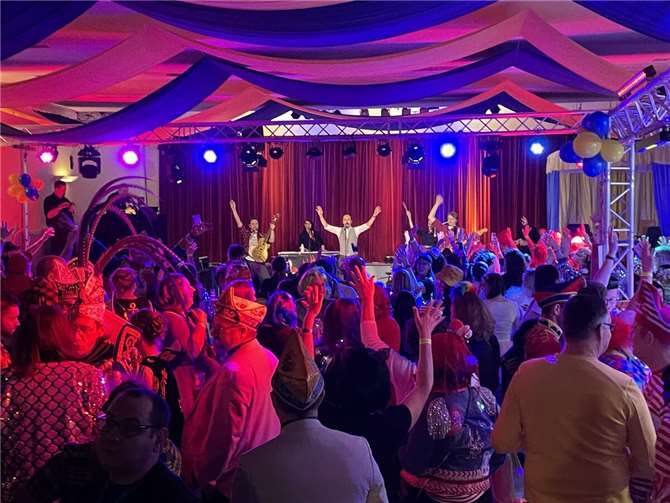 Hunderte Karnevalisten feierten ausgelassen die fünfte Jahreszeit. Foto: LG