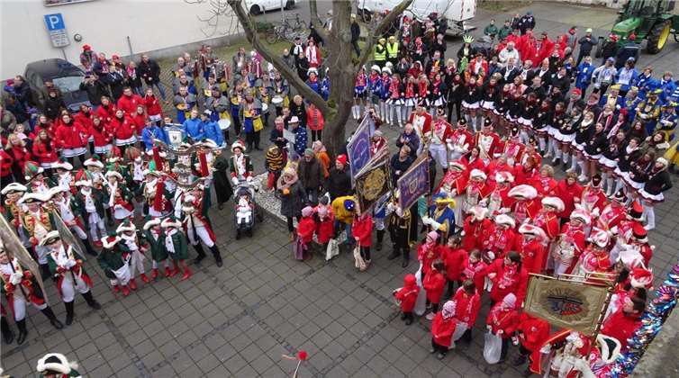 Hunderte Karnevalisten und Schaulustige war zum Rathaussturm gekommen.