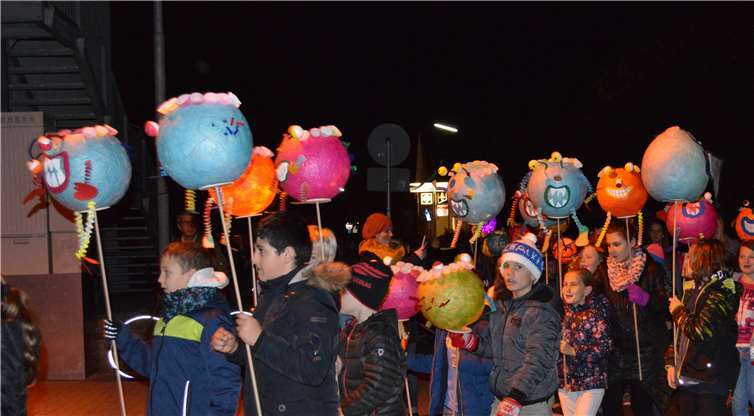 Hunderte Kinder zogen mit leuchtenden Laternen durch den idyllischen Hafenort Oberwinter.AB