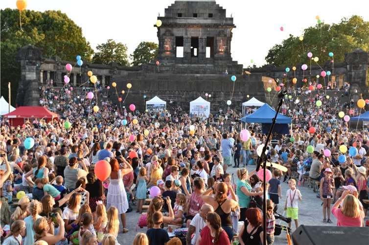 Hunderte Luftballons stiegen in den blauen Sommerhimmel auf.