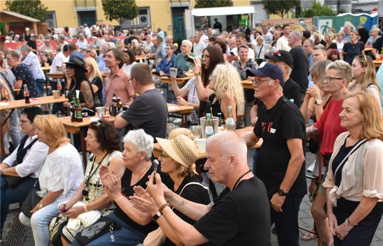 Hunderte Maffay Fans kamen zum Festival-Auftatkt auf den Kirchplatz.