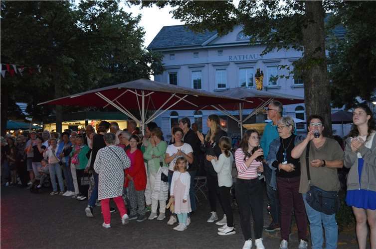 Hunderte Menschen warteten auf den Festzug, der erst in der Dunkelheit auf dem Marktplatz ankam.