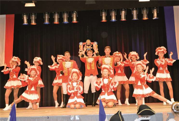 Hunderte Nachwuchstänzerinnen und -tänzer aus nah und fern präsentierten sich in der knubellvollen Rheinhalle. AB