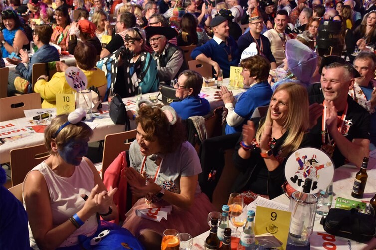 Hunderte Narren füllten die Sprudelhalle bei der Prunksitzung.Fotos: HEP