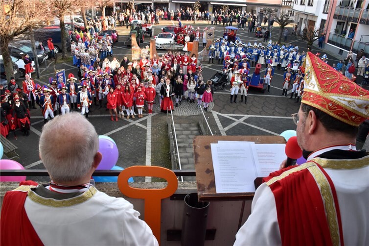 Hunderte Narren und Zuschauer waren zum traditionellen Bad Hönninger Rathaussturm gekommen. 