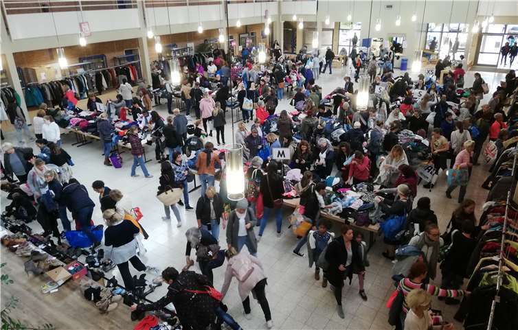 Hunderte Shopperinnen gehen beim 20. Höhrgrenzhauser Frauensachenflohmarkt auf Schnäppchen-Jagd und sichern sich stilsicher die schönsten Schätze. Foto: privat
