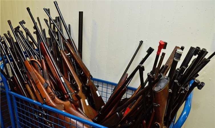 Waffen landeten im Schredder Hunderte Waffen wurden durch die Kreisverwaltung sichergestellt und zur Unbrauchbarmachung gesammelt.