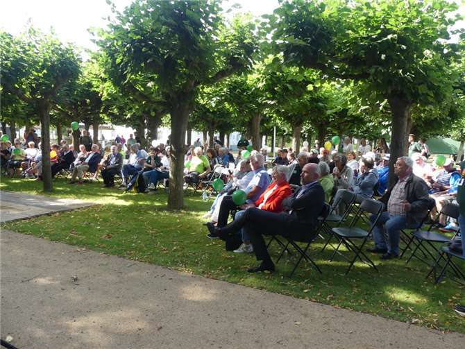 Hunderte Zuschauer und Spieler erlebten neben dem grandiosen Clubhaus des HTC Bad Neuenahr viel Glamour und feine Töne zum Auftakt.  Foto: privat