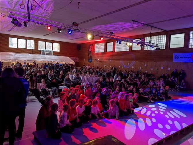 Hunderte an Besuchern sahen eine Vielzahl an Kindern und Jugendlichen durch turnerische Darbietungen die Magie der Weihnacht wahr werden.
