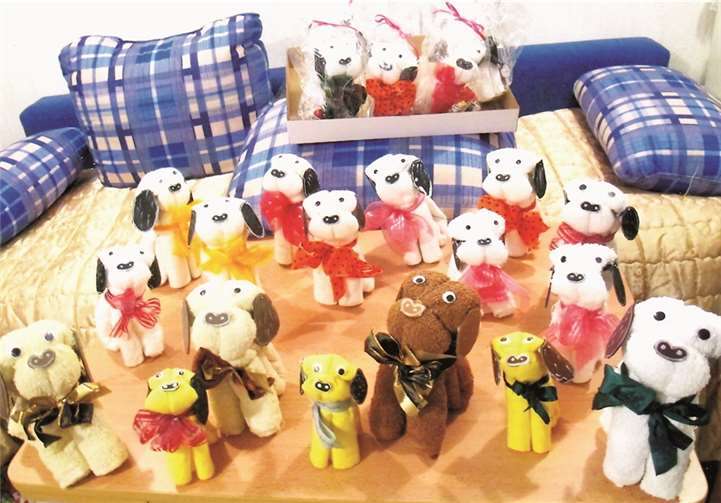 Hunderte solcher niedlichen „Handtuchhunde“ hat die Kaltenengerserin gefertigt.