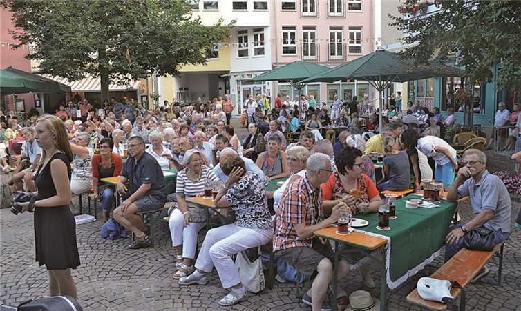 Hunderte von Gästen trafen auf den knubbelvollen lebendigen Marktplatz in Remagen ein. AB