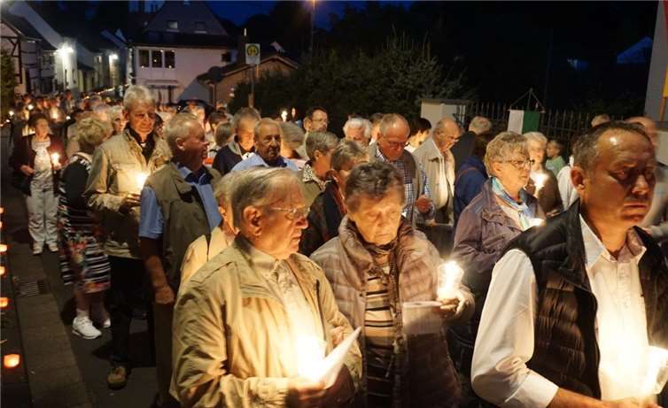 Hunderte von Gläubigen nahmen an der Lichterprozession teil. STUKO