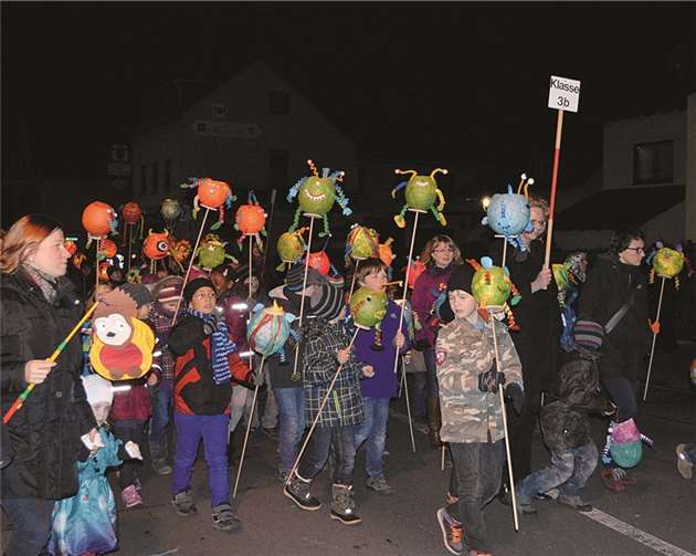 Hunderte von Kindern zogen mit ihren bunten selbst gebastelte Laternen durch die Straßen.-AB-