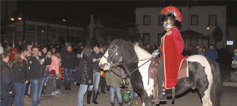 Hunderte warteten auf dem Schulhof mit St.Martin (Heinz Letschert) und seinem Pferd „Lucky auf den Abmarsch zum Martinsfeuer.-US-