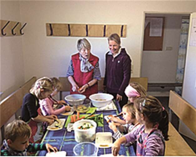 Hungrig und ganz schön stolz waren die Kinder, als die selbst gekochten Speisen vor ihnen standen. Privat