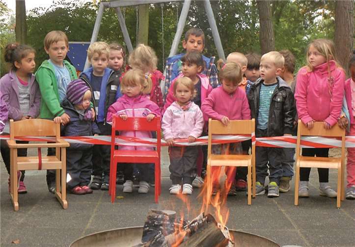 Hungrig warten die Kinder vor dem Lagerfeuer auf ihre Folienkartoffeln. Stadt Meckenheim