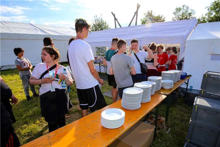 Hungrige Mäuler in langer Schlange wurden täglich vom Küchenteam bestens versorgt.