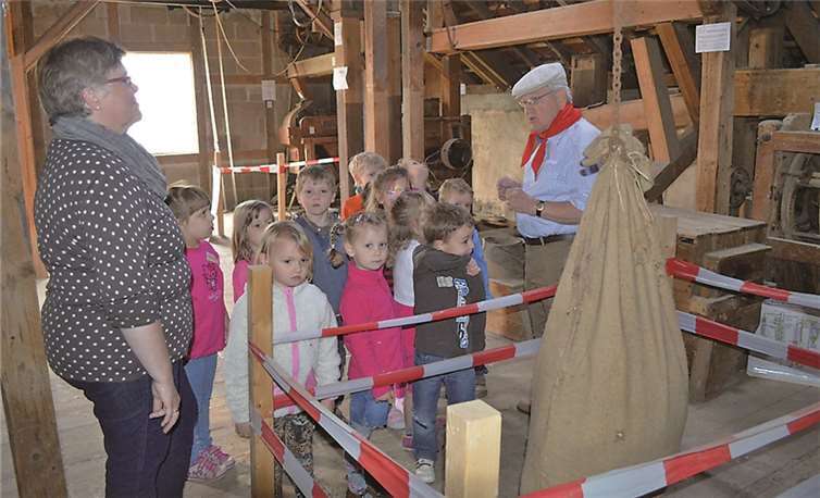 Hunold Freiherr von Nordeck zu Nordeck erklärt den Kindern der Kita „Löwenzahn“ in der Oberen Mühle den Weg vom Korn zur Haferflocke.privat