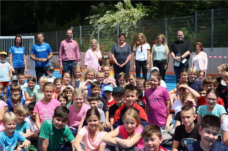 „Hurra!“ Die neue Sportanlage an der Grundschule in Niederelbert ist fertig. Das feierten die Schulkinder zusammen mit ihren Eltern, Lehrern und den Projektverantwortlichen.  Foto: VG Montabaur