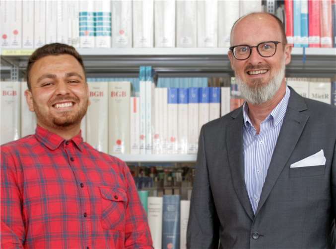 Hussein Al Hussein (links) mit Dr. Laurent Borgmann, Leiter des Bereichs Sprachen/Internationales am RheinAhrCampus. Privat