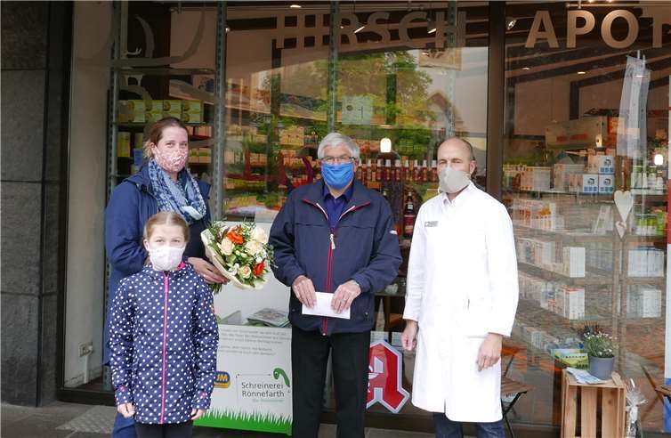 Hutenmeister Bernd Koll bedankte sich bei Spenderin Alexandra Krautkrämer und Unterstützer Apotheker Wnendt. Foto: privat