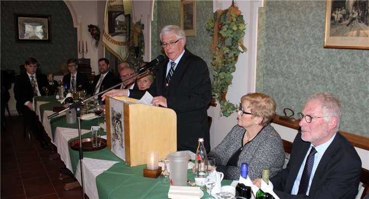 Hutenmeister Bernd Koll bot interessante Einblicke in die Geschichte des Adenbachtores. Fotos: DU
