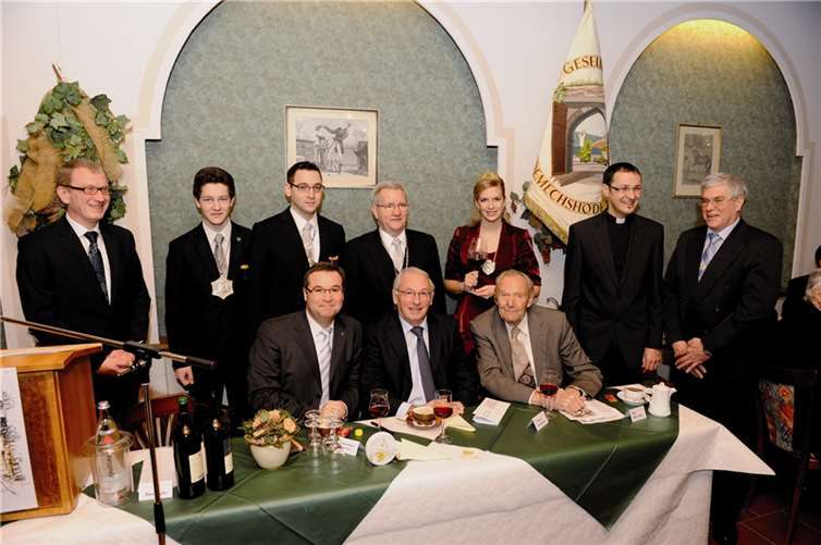 Hutenmeister Bernd Koll und Burgundia Caroline Groß eröffneten gemeinsam mit einigen Mitgliedern das Patronatsfest. FIX