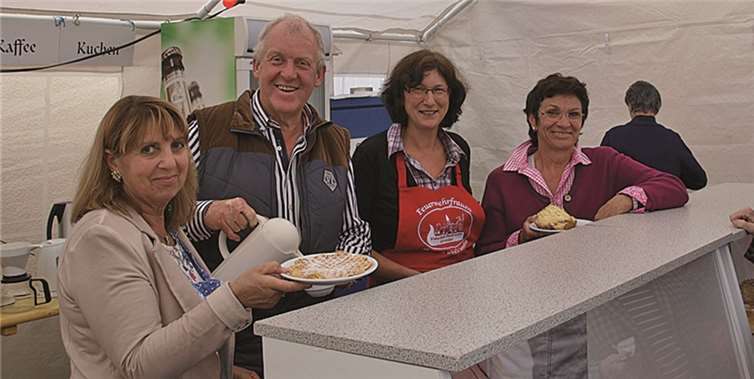 Hutenmeister Heiner Fuhs flankiert von den bezaubernden Damen vom Kuchenverkauf. ROB