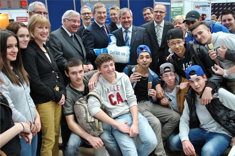 HwK-Hauptgeschäftsführer Alexander Baden (Bildmitte mit Daumen „Gefällt mir!“) zusammen mit Veranstaltern, Organisatoren und Fans der azubi- und studientage, links neben ihm IHK-Hauptgeschäftsführer Arne Rössel, der Koblenzer Oberbürgermeister Prof. Dr. Joachim Hofmann-Göttig und Innungsobermeister Mark Scherhag, rechts neben Baden die Leiterin der Arbeitsagentur Koblenz-Mayen Ulrike Mohrs, IHK-Präsident Manfred Sattler und Kreishandwerksmeister Detlef Börner .Foto: HwK Koblenz 