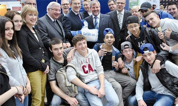 HwK-Hauptgeschäftsführer Alexander Baden (Bildmitte mit Daumen „Gefällt mir!“) zusammen mit Veranstaltern, Organisatoren und Fans der Azubi- und Studientage, links neben ihm IHK-Hauptgeschäftsführer Arne Rössel, der Koblenzer Oberbürgermeister Prof. Dr. Joachim Hofmann-Göttig und Innungsobermeister Mark Scherhag, rechts neben Baden die Leiterin der Arbeitsagentur Koblenz-Mayen Ulrike Mohrs, IHK-Präsident Manfred Sattler und Kreishandwerksmeister Detlef Börner. HwK Koblenz