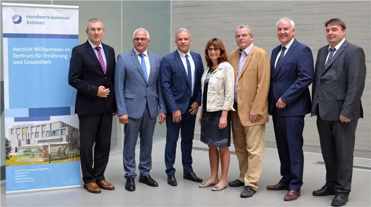 HwK-Hauptgeschäftsführer Alexander Baden, Peter Bleser (MdB), HwK-Präsident Kurt Krautscheid, Mechthild Heil (MdB), Dr. Andreas Nick (MdB), HwK-Vizepräsident Mark Scherhag und Geschäftsführer Bernd Hammes.privat